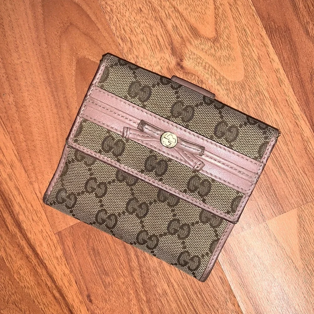 Authentic Vintage Gucci Signature Logo Canvas Wallet with Bow - Picture 1 of 16